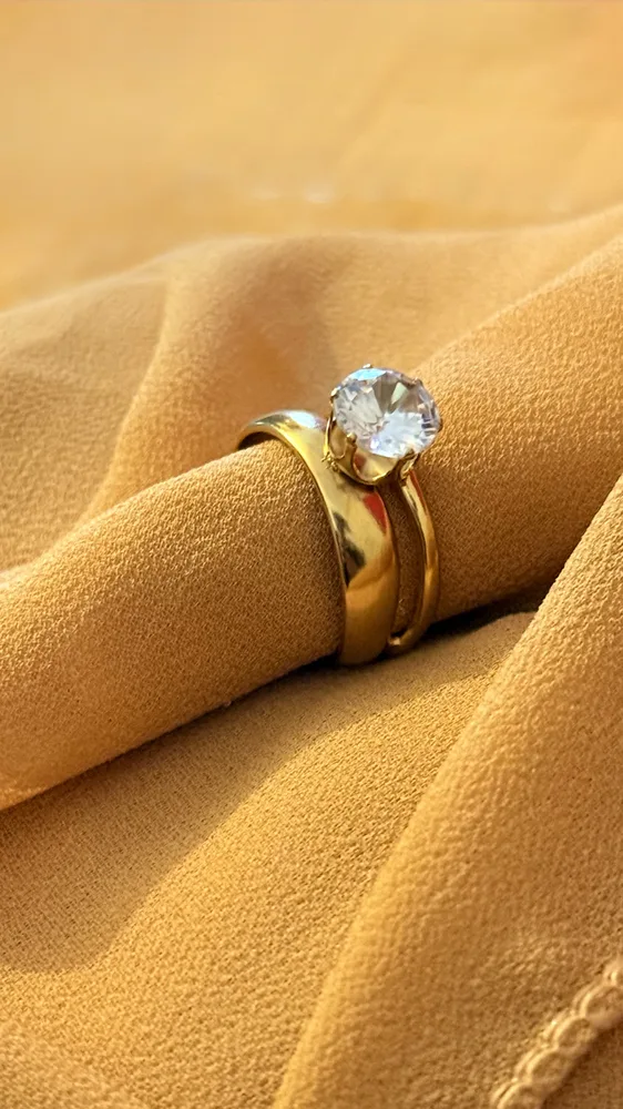 Stylish one stone finger ring
