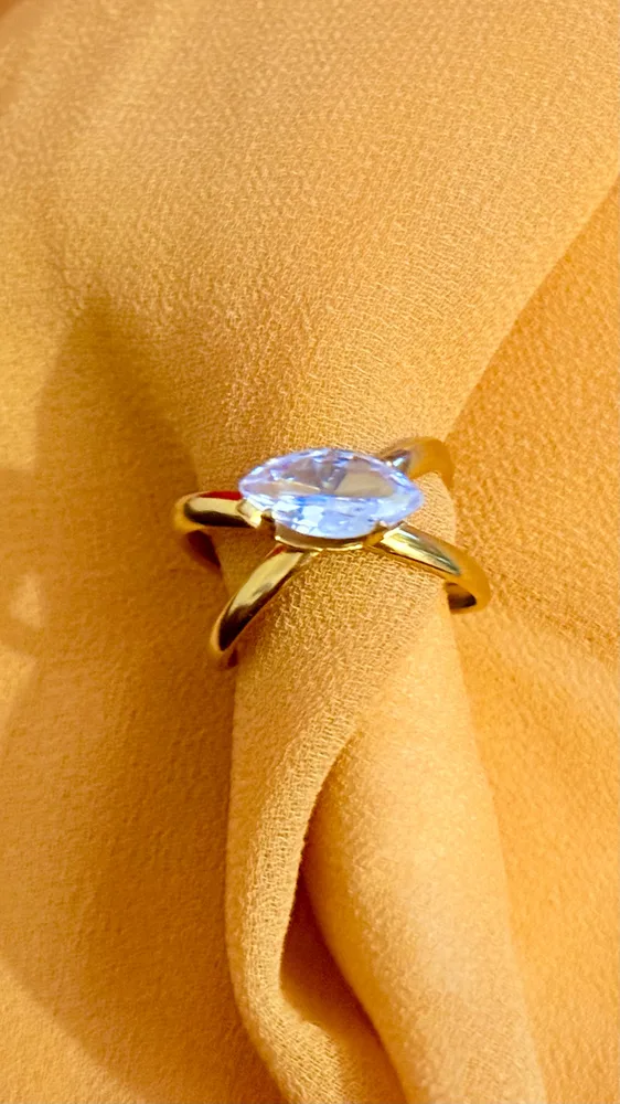 Stylish criss cross stone finger ring