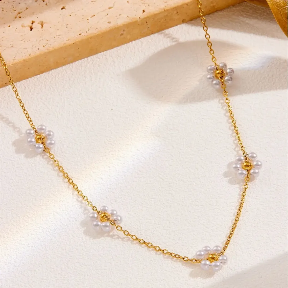 Five flower beaded pearl color guaranteed necklace
